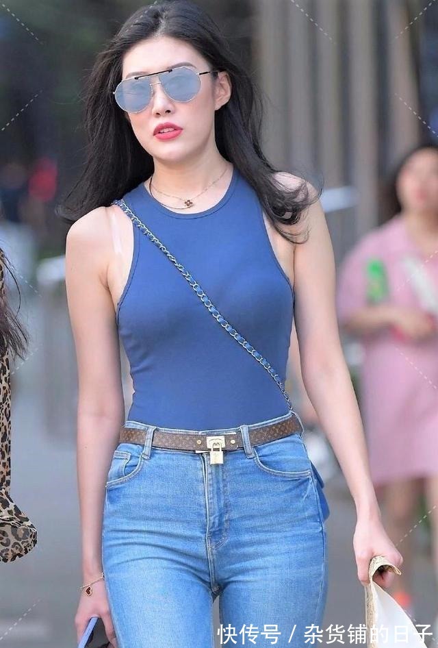 身材 戴墨镜的美女身材不是一般的好，蓝色紧身背心搭配牛仔裤，太飒了！