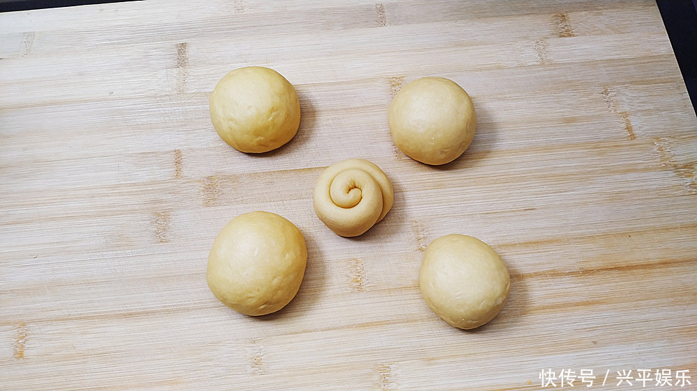  只要有面粉和鸡蛋，就可以做面包，做法简单，口感疏松，好吃香甜