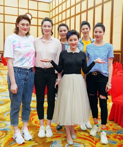 洋气|杨澜:腹有诗书气自华,一袭黑色斜肩连衣裙高级洋气,气质端庄