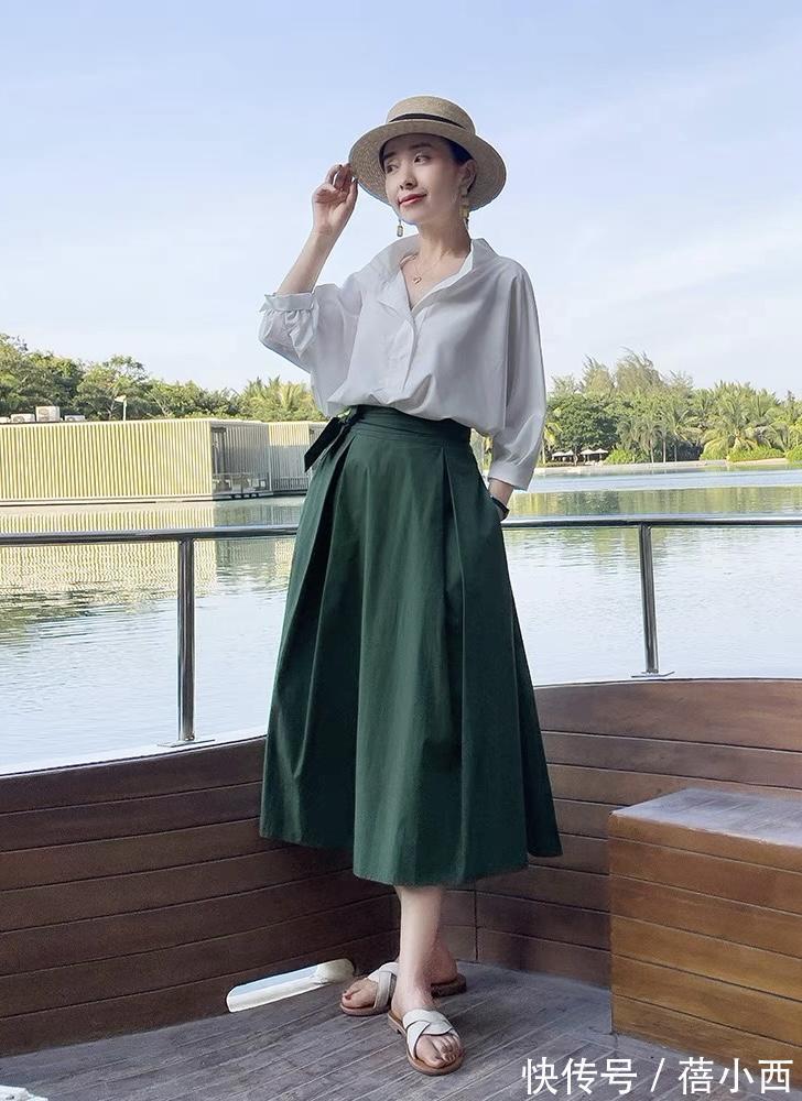 女人|40岁女人多穿“纯色上衣”,记住这3个搭配思路,气质远胜同龄人