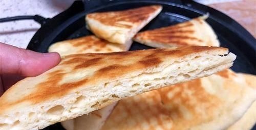 电饼铛烙饼总发硬？原来错在这！厨娘教你1招，放7天不硬还好吃