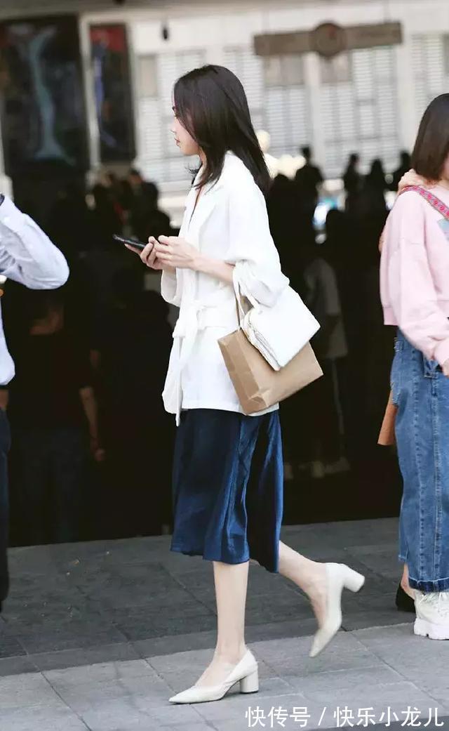 短款 短款拼接的蕾丝的元素,形成了长袖的班型,看上去气质优雅