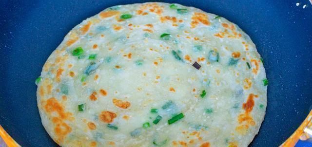 葱花饼这样做,不需要烫面照样柔软,1分钟出锅,放凉也不发硬!