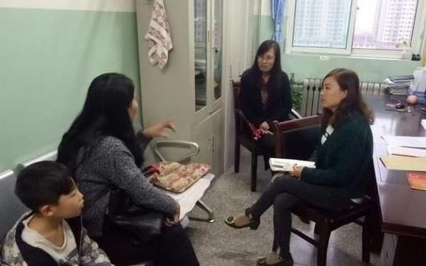 抬不|去参加家长会,穿衣打扮不能小觑!这三种父母会让娃“抬不起头”