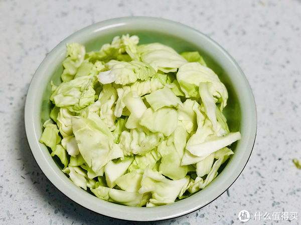 干辣椒|做手撕包菜，应该焯水还是过油？教你正确做法，爽脆清甜还不出水