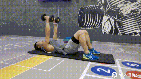 动作|健身成长手册 篇二十二：一对哑铃练遍全身肌群，14个哑铃健身动图，新手跟练起来
