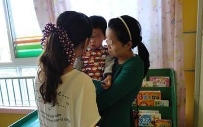 放学后|幼儿园孩子放学后反复哼唱一首歌,听清歌词后,宝妈气的浑身发抖