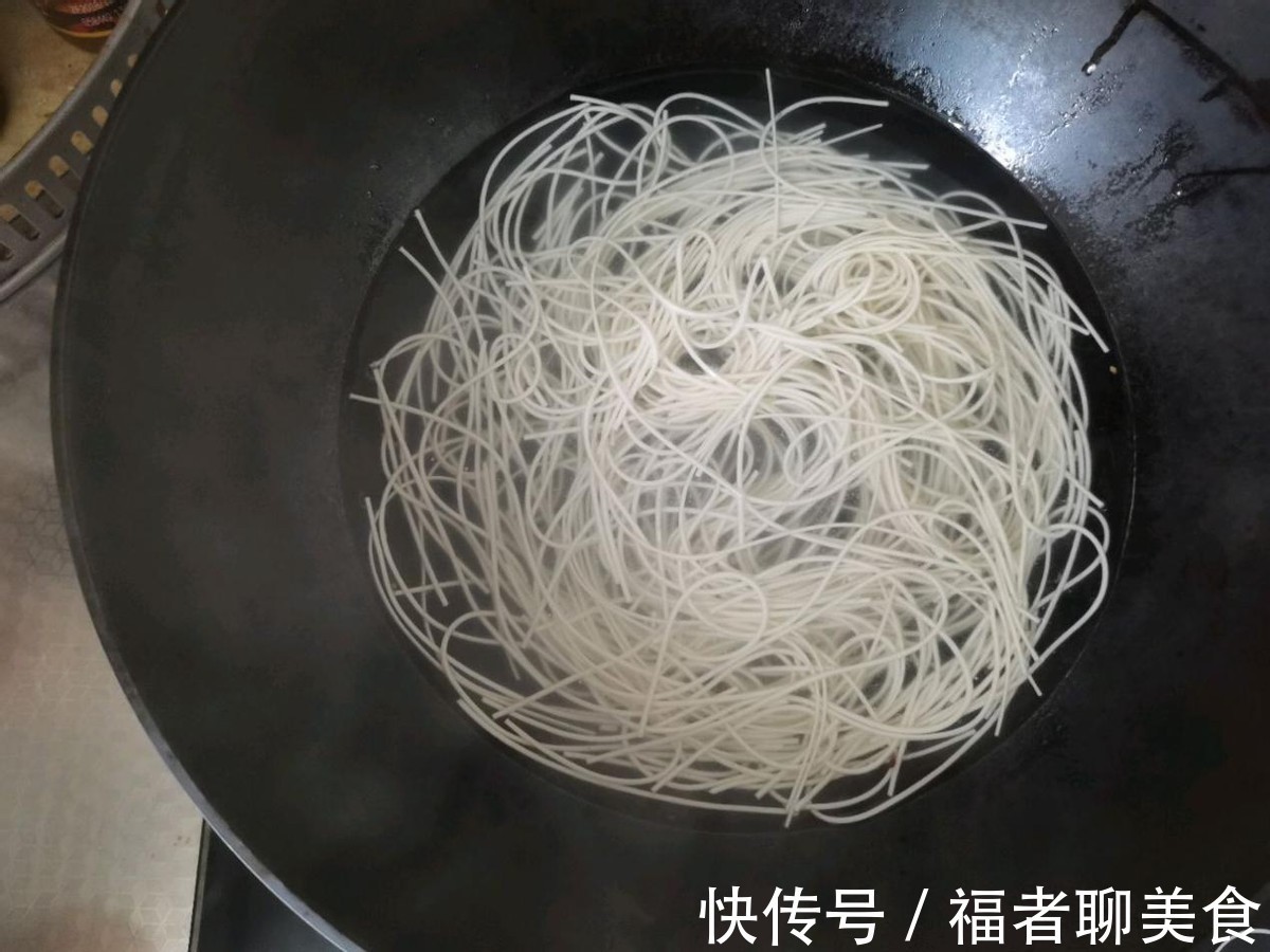 大碗|最简单的面条，直接做成清汤面，好吃还不油腻