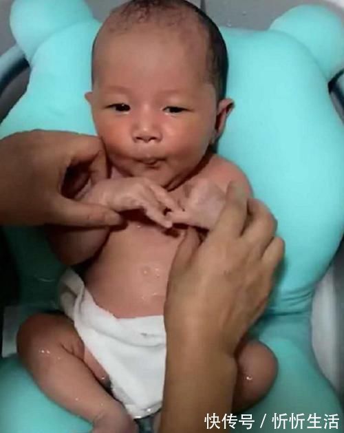 左手|宝宝第一次洗澡,全程面无表情,网友这老成的模样不像新生儿