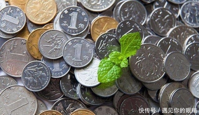 睡觉|很多人喜欢在枕头下放几枚硬币,睡觉也不拿开,你知道原因吗?