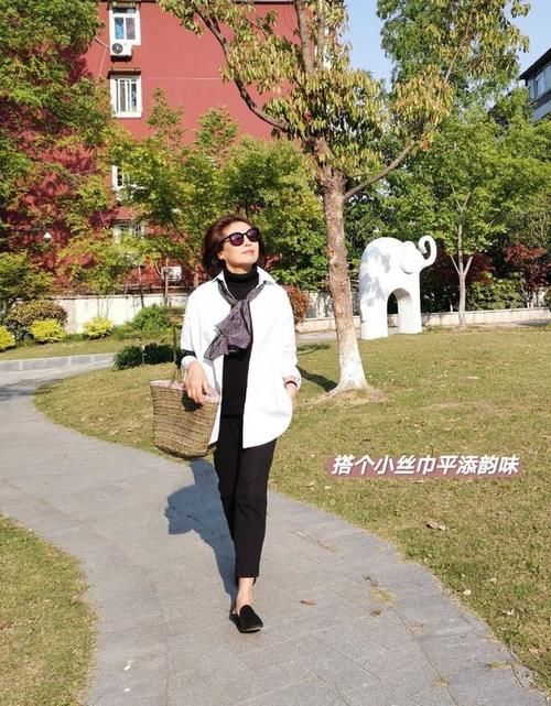 60多岁的女人，开春少穿修身裤+卫衣，九分裤+衬衫时髦又优雅