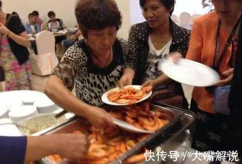 奶奶|奶奶带小孙子“吃自助”，剩一大桌食物就要走，经理做法太解气