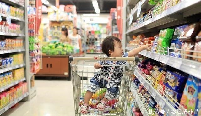 草莓|男孩捏坏超市白色草莓，宝妈的话让人无语，售货员128一斤赔吧！