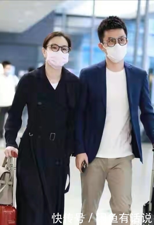 气质优雅|吴敏霞罕见露面,穿西装配阔腿裤拍时尚大片,气质优雅不输女星