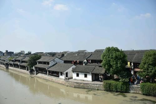 浙江一座京杭大运河穿镇而过的古镇，是杭州市的水上门户