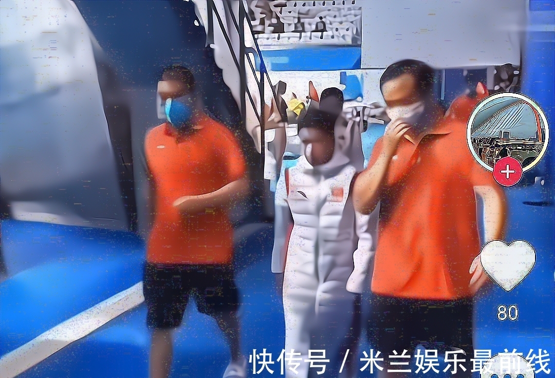 2大保鏢左右護(hù)送!全紅嬋昂首挺胸走在中間,夏天穿大棉襖挺喜感