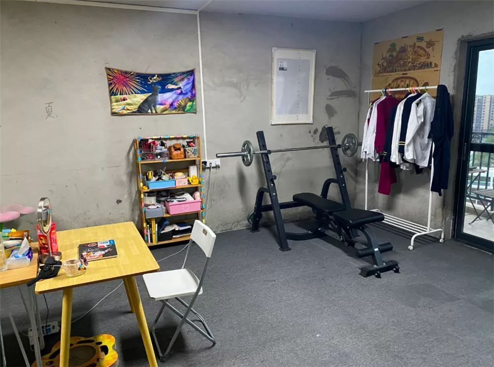 住进|90后小伙买下毛坯房,不装修直接住,网友:确实是牛啊