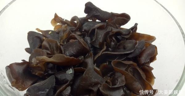 这菜宁可丢掉也别隔夜吃，吃一次比抽烟危害还大，快告诉家里人