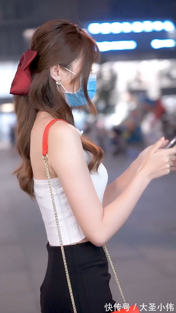 可爱|美女街拍:可爱的小姐姐,白色高腰上衣搭配包臀裙,尽显甜美好气质