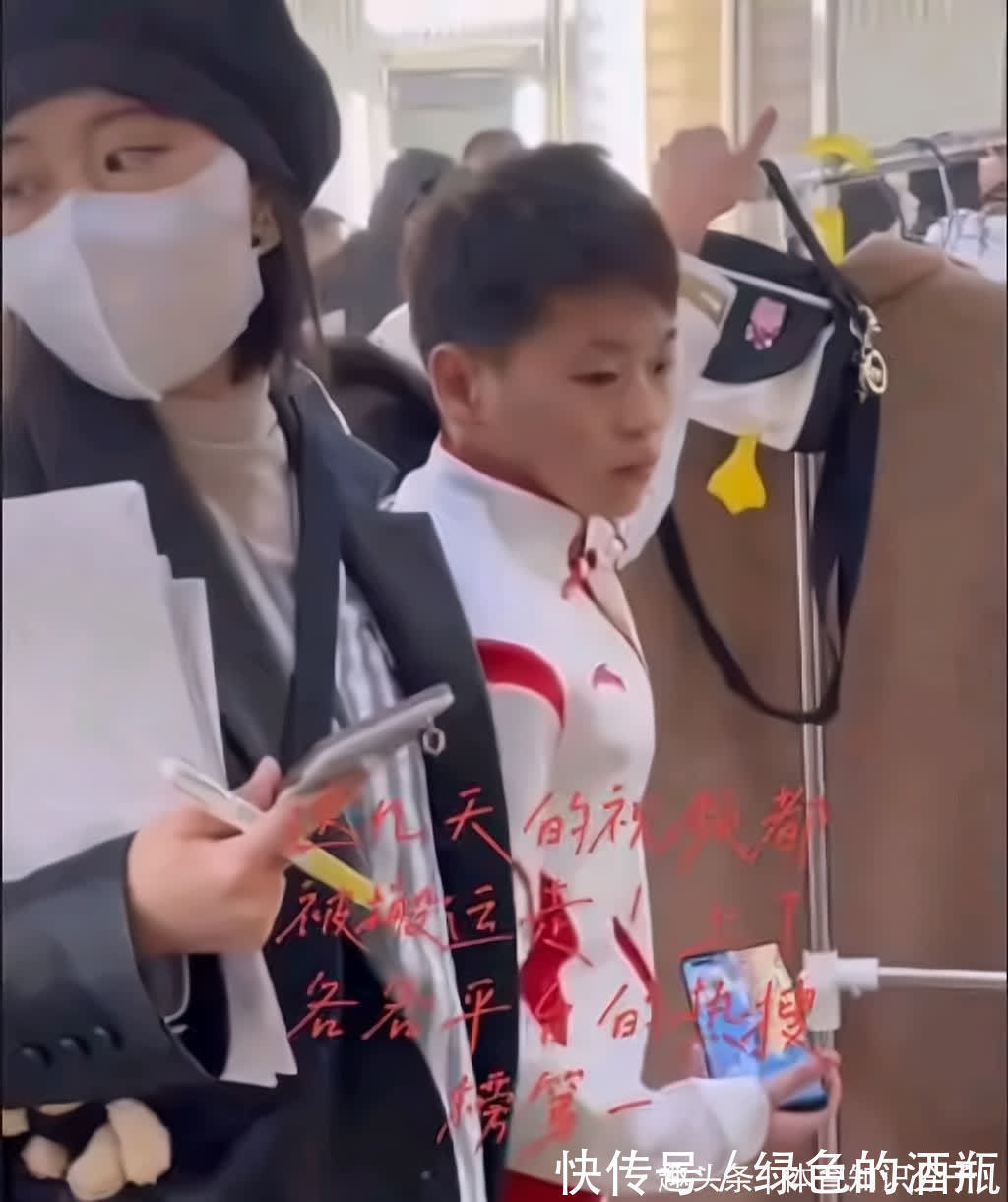 中国跳水队|小馋猫买零食!全红婵被2大“保镖”保护,有人拎包有人负责监督