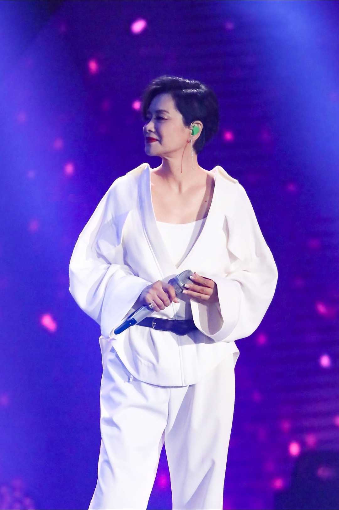 白色连衣裙|毛阿敏又美回来了,一身白色穿搭配短发很高级,身材高挑气场足