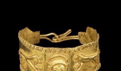 村民盖房子,意外发现千年前的宝藏,有大量金币,该归谁呢