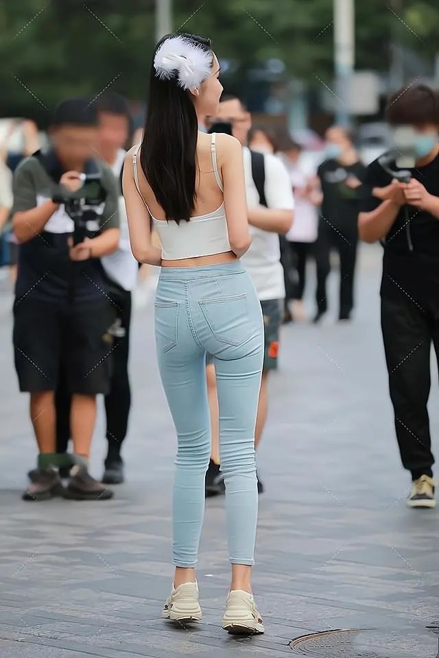 仙气儿 浅蓝色牛仔裤搭配白色短款上衣,穿搭清纯时尚,少女气息十足