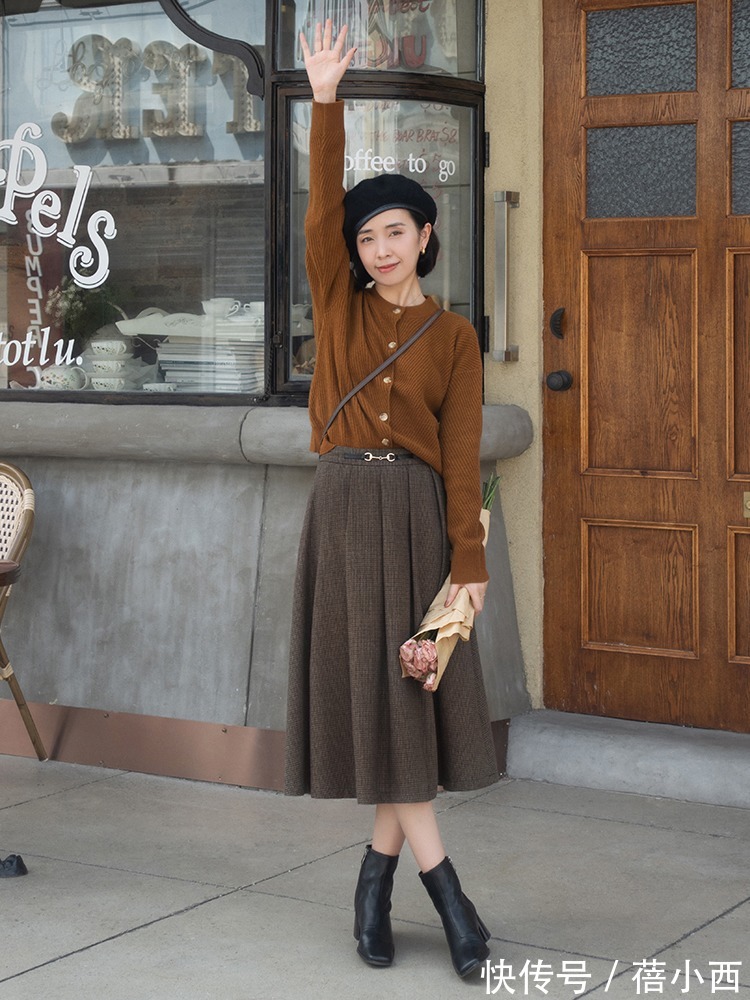 百褶半身裙|奔三奔四的女性少穿牛仔裤,试试这几条半身裙,高级优雅还显腿长