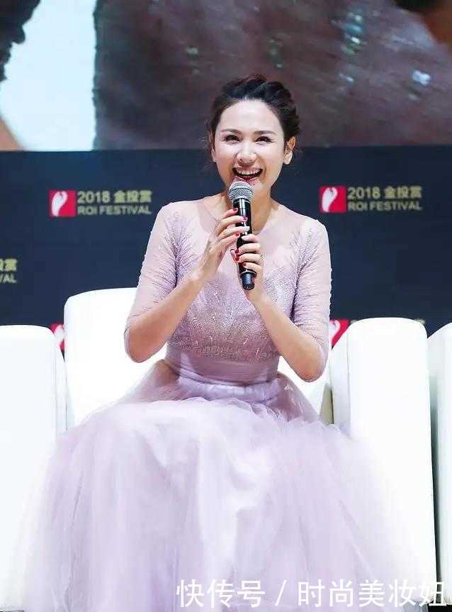 穿搭|何超琼到底是大户人家,穿淡紫色连衣裙高贵优雅,这气质绝了