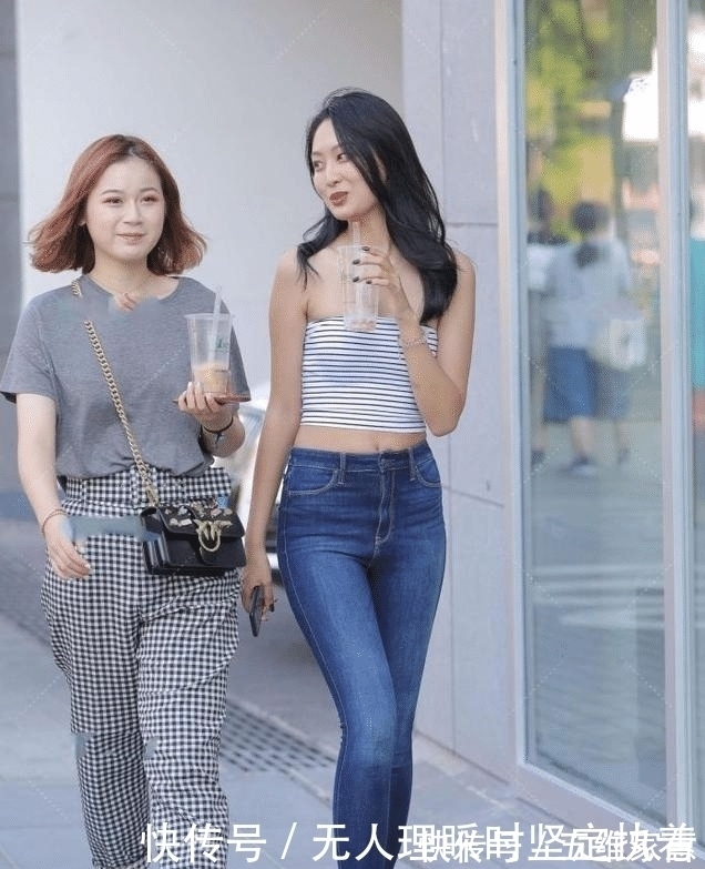 牛仔裤|小姐姐“黑白横条纹无袖背心”,搭配高腰深蓝色牛仔裤,性感迷人