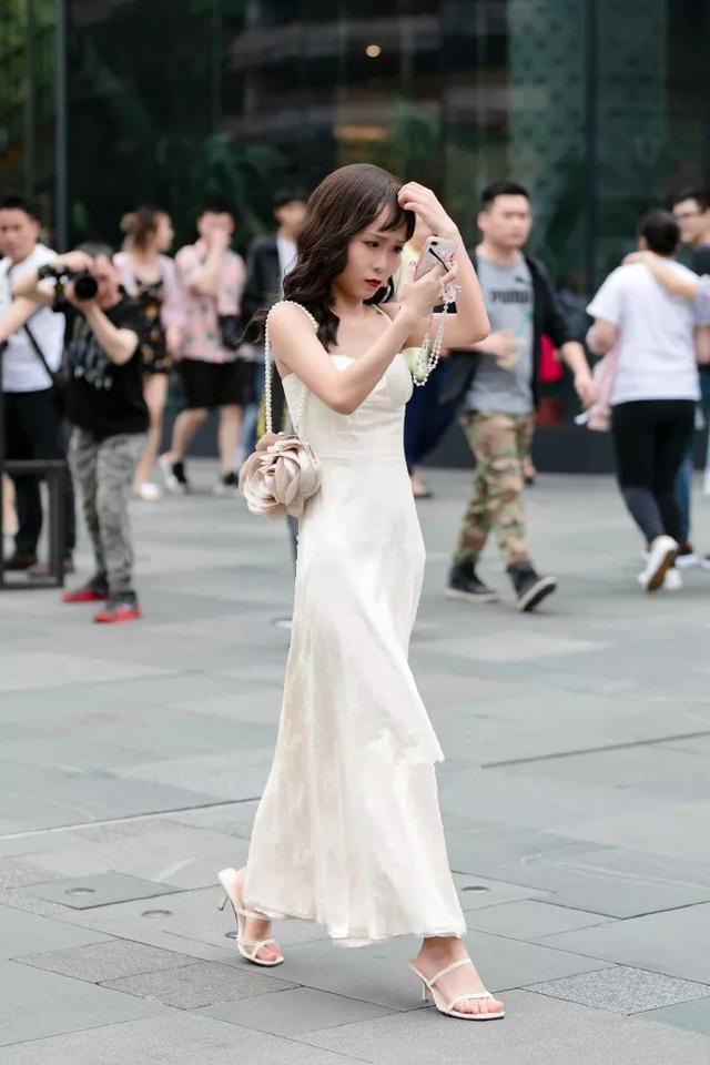 套裙|小姐姐扎着一个气质的马尾,身穿套裙,显得青春又靓丽