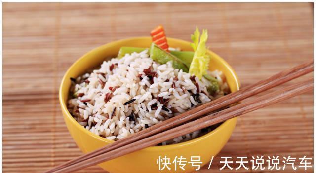 小米粥|白米饭、小米粥,糖尿病人该如何选择血糖稳?医生说,要这样吃