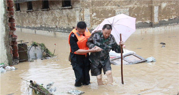 群众|顶风冒雨只为群众生命财产安全 湖北随州公安民警战汛瞬间