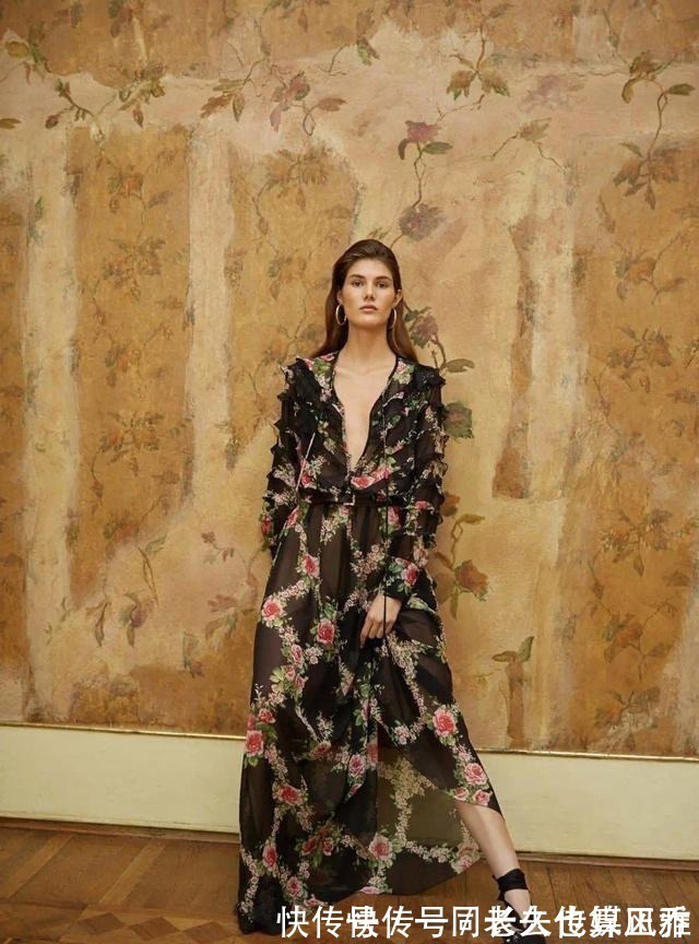 仙女们 入秋后短裙“失宠”了!今秋流行“奶奶裙”,不冷不热正好穿!