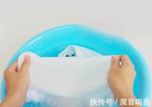 污渍|纯白的衣服脏了不要乱洗,教你个清洗方法,不用洗衣粉污渍就不见