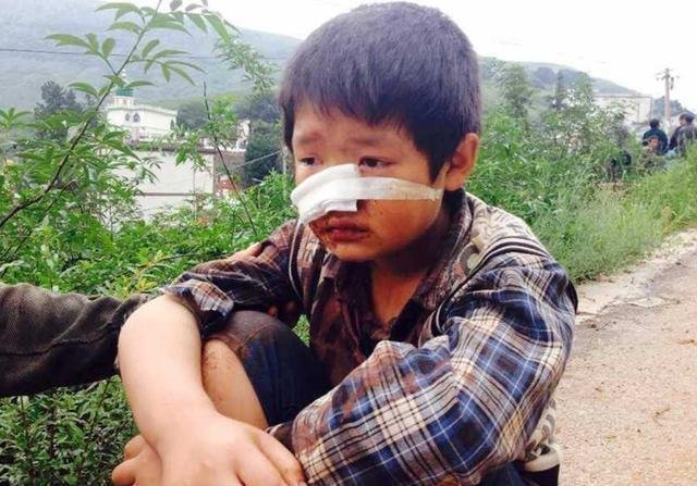 姨妈|2岁“没妈男孩”,大冬天光脚走路,姑姑:每次他想妈时就到我这