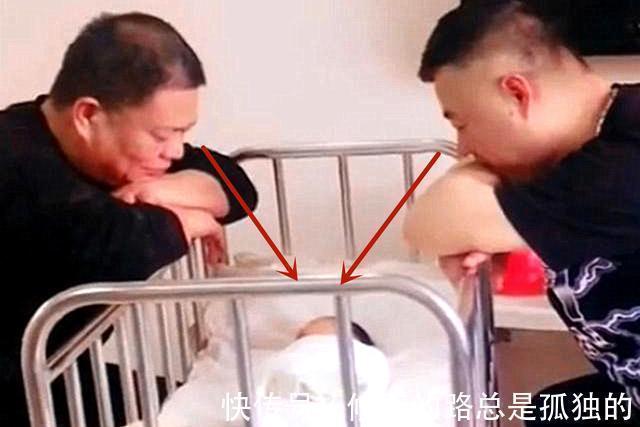 婆婆和妈妈|宝宝刚出生,爷爷和姥爷的行为逗笑查房护士,奶奶姥姥一边站