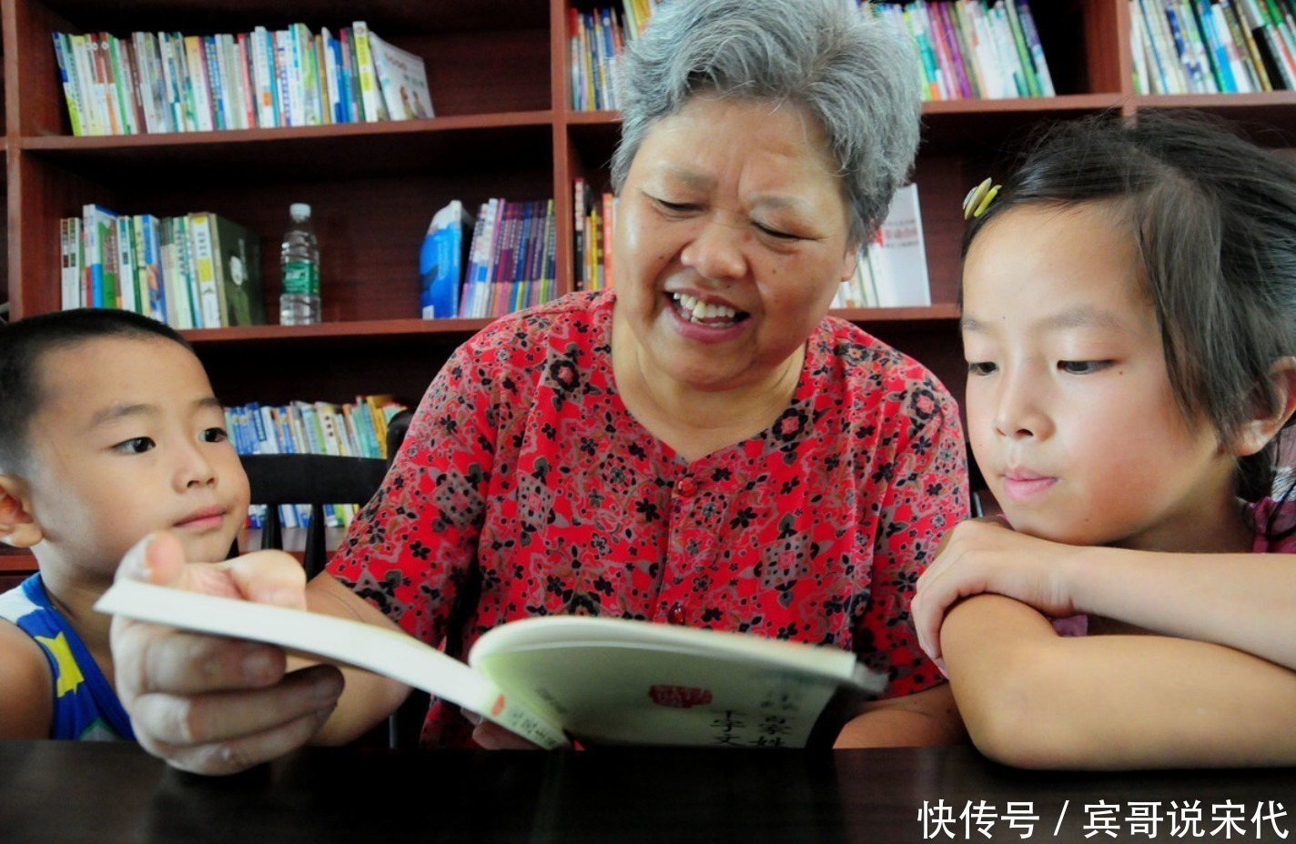 老人|5岁闺女被送到奶奶家,接娃时爸妈哭笑不得,网友:喜庆福娃