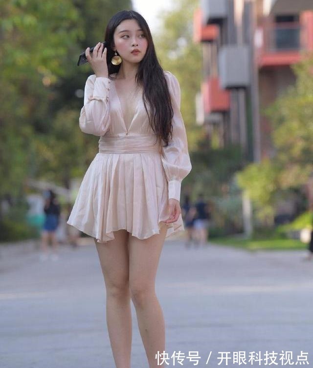 面料 真丝是最高级的面料,穿这样的裙子就会显得漂亮优雅!