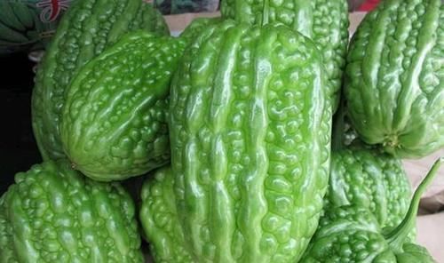 防暑|苦瓜可以和此物一起搭配，头发变黑了，也不脱发了，谁吃谁受益！