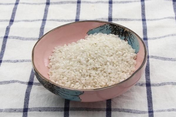 淘米水的几个功效，很多的人都不知道，生活中的淘米水都浪费了