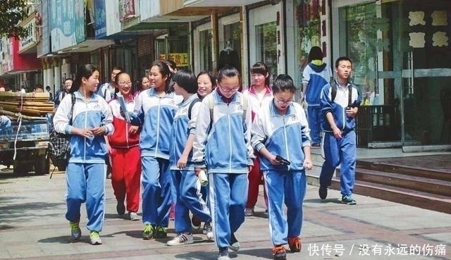 奖状|孩子奖状“贴满墙”,可家长却开心不起来,网友:让人感到扎心