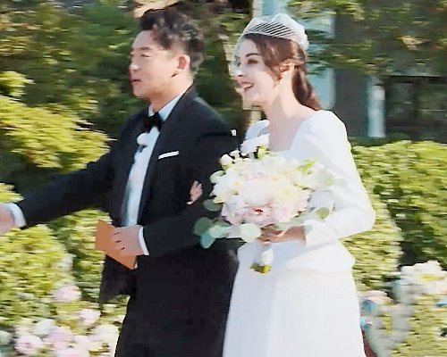原创奔跑吧对关晓彤有多宠其他女嘉宾都是婚纱裙,唯独她特殊
