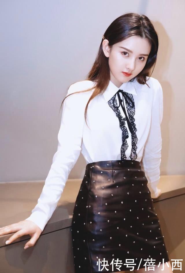 穿搭|58岁毛阿敏越老越时髦，穿白衬衫配牛仔裤走机场，170身材太出挑