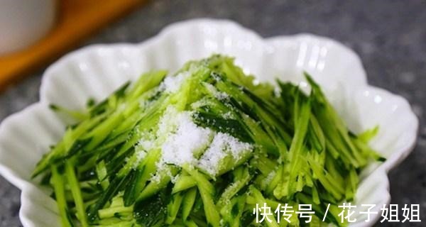 搅拌均匀|夏天,用它包饺子最香,还不用花钱,农村多到吃不完,比韭菜馅鲜!