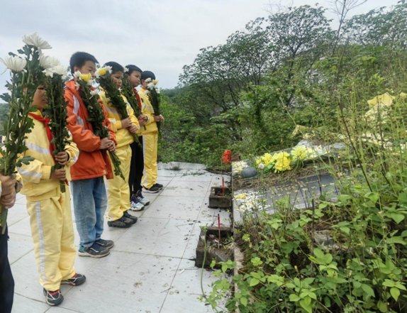 鲜花寄哀思 代寄怀故人 赣州市水西小学开展清明祭扫活动