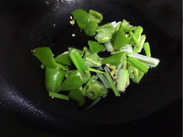 番茄煸炒花菜，我家每周都吃，比肉还下饭