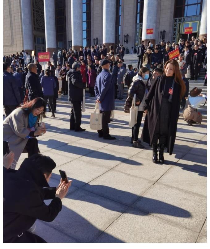 文代会结束，央视主持人进行大合照，同框还有两位人气演员