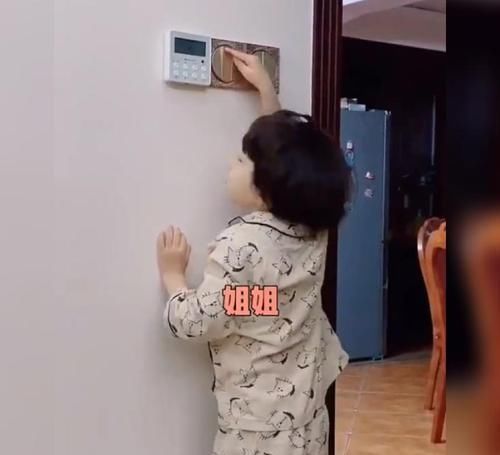 暖男|“弟弟牌”关灯神器暖化了姐姐的心，网友：长大后一定是个暖男！