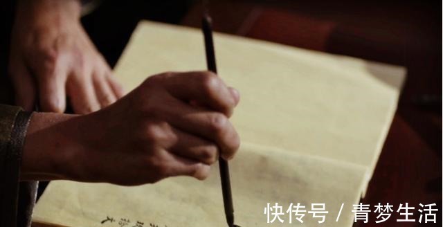 对联!官老爷贴对联炫耀,穷秀才见后简单添了几笔,官老爷气得直跺脚